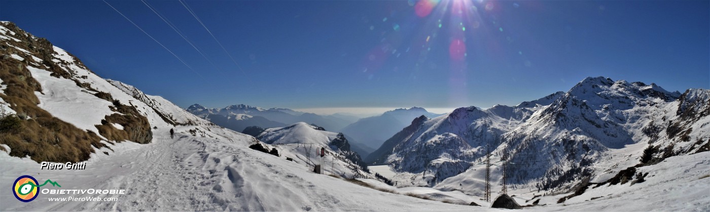 49 Per la discesa scendiamo seguendo la strada provinciale N. 48-BG del Passo San Marco ...ancora ben innevata.jpg